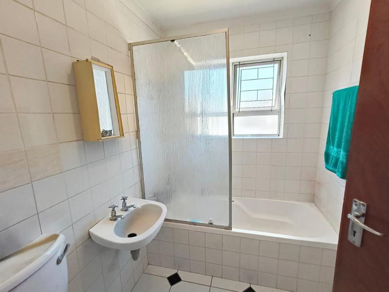 2 Bedroom Property for Sale in Oakglen Western Cape